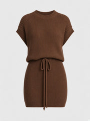 Robe courte brune à taille nouée — pièce isolée, vue de face
