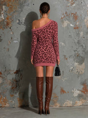 Robe rose à motif léopard — dos avec mannequin