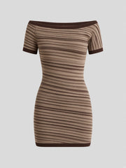 Robe mini brune rayée à épaules dénudées — pièce isolée, vue de face