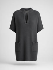 Robe courte grise en maille chinée — pièce isolée, vue de face