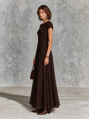 Robe maxi brun foncé à empiècement chiffon — profil avec mannequin
