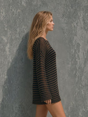Robe mini noire et dorée à col bateau — profil avec mannequin