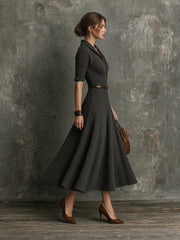 Robe midi anthracite ceinturée en tweed — profil avec mannequin