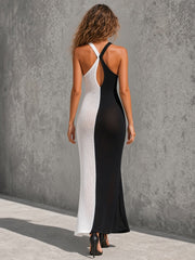 Robe maxi noire et blanche à encolure croisée — dos avec mannequin