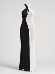 Robe maxi noire et blanche à encolure croisée — pièce isolée, vue de face