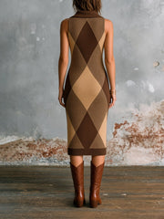 Robe midi brune à motif argyle — dos avec mannequin
