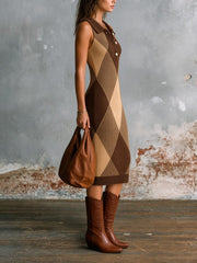 Robe midi brune à motif argyle — profil avec mannequin