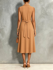 Robe midi camel à poches multiples — dos avec mannequin