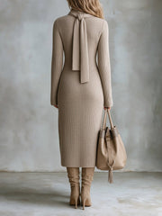 Robe midi brun clair à col noué — dos avec mannequin