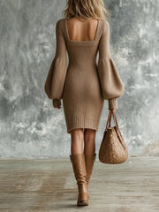 Robe courte camel à col carré — dos avec mannequin