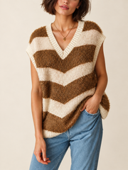 Pull sans manches crème et camel à rayures et col V, vue de face.