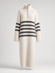 Robe longue blanc cassé à rayures grises — pièce isolée, vue de face