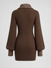 Robe courte brune aux accents léopard — pièce isolée, vue de dos
