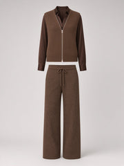 Ensemble trois pièces brun — pièce isolée, vue de face du gilet zippé sur la chemise satinée, avec pantalon