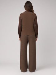 Ensemble trois pièces brun — vue portée de dos, gilet zippé en maille texturée et pantalon large