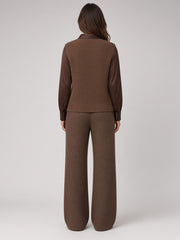 Ensemble trois pièces brun — vue portée de dos en pied, chemise satinée sous le gilet zippé et pantalon