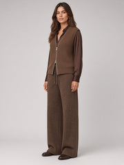 Ensemble trois pièces brun — vue portée de trois-quarts, gilet zippé texturé et pantalon large