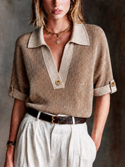 Haut beige camel col polo — vue portée de face, pantalon blanc et ceinture en cuir noir