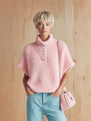 Pull rose boutonné col montant — vue portée de face, jusqu'aux cuisses