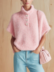 Pull rose boutonné col montant — vue portée de face, mains dans les poches, petit sac rose