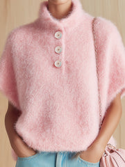 Pull rose boutonné col montant — gros plan du col montant, des trois boutons blancs et de la maille duveteuse