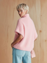 Pull rose boutonné col montant — vue portée de dos, légèrement de côté