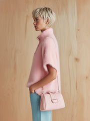 Pull rose boutonné col montant — vue portée de profil