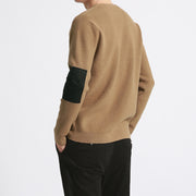 Pull en maille Urbain camel — vue portée de trois-quarts dos, patch au coude