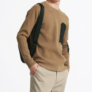 Pull en maille Urbain camel — vue portée de trois-quarts, main dans la poche