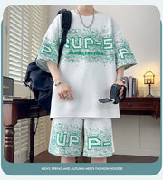 T-shirt à motif lettre — blanc porté de face avec sac à dos, lettres vertes