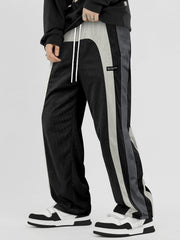 Pantalon ample à panneaux contrastants noir et gris — vue portée de trois-quarts