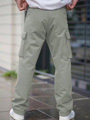Pantalon cargo décontracté gris clair — vue portée de face, cadrée sur le bas du corps