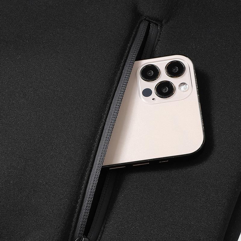 Détail de la poche noire avec un téléphone partiellement inséré.