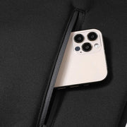 Détail de la poche noire avec un téléphone partiellement inséré.