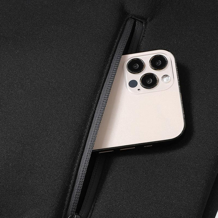 Détail de la poche noire avec un téléphone partiellement inséré.