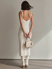 Robe blanche boutonnée col V — vue portée en pied, de dos