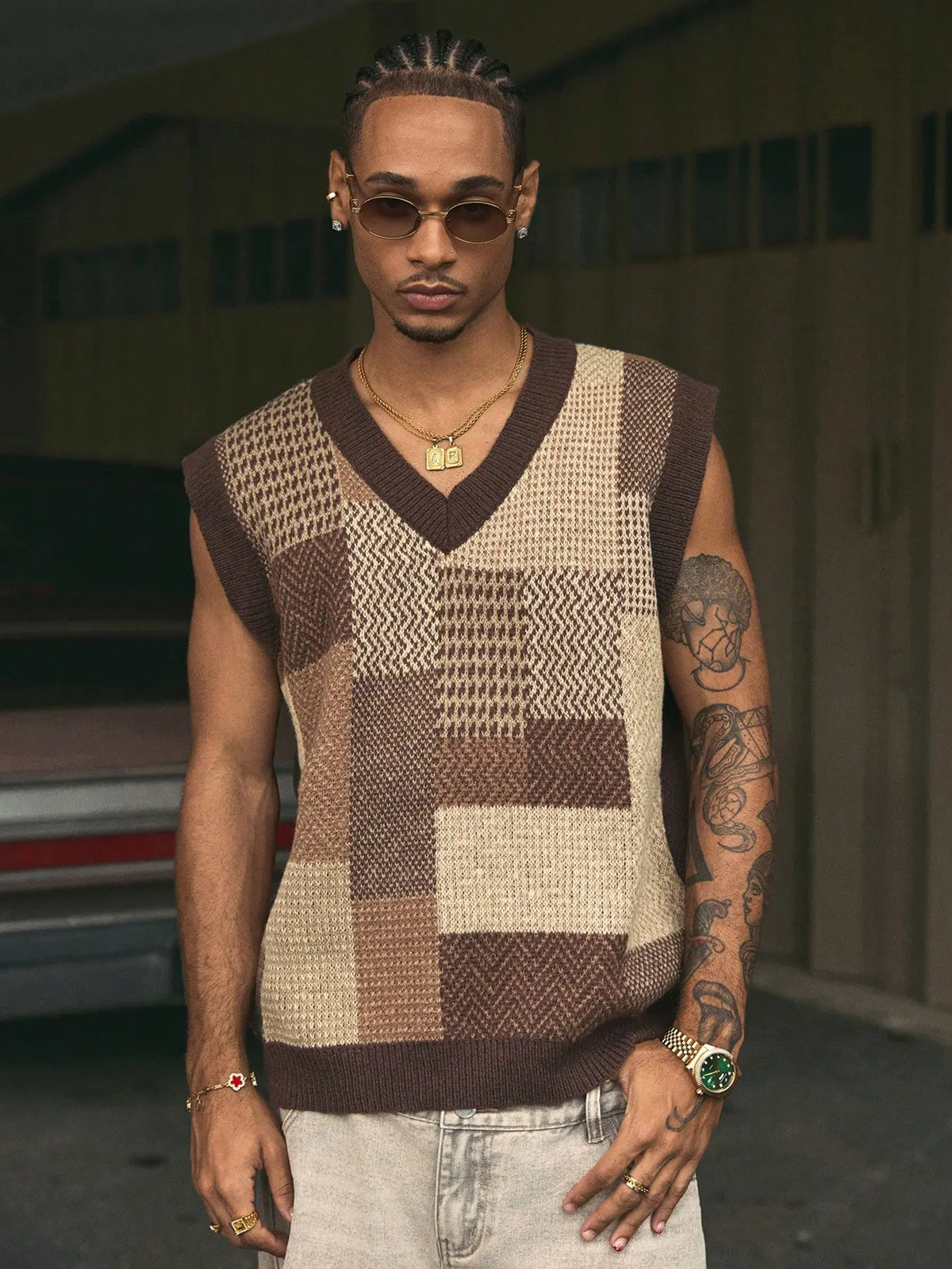 Gilet en maille rétro — vue portée de face, col en V