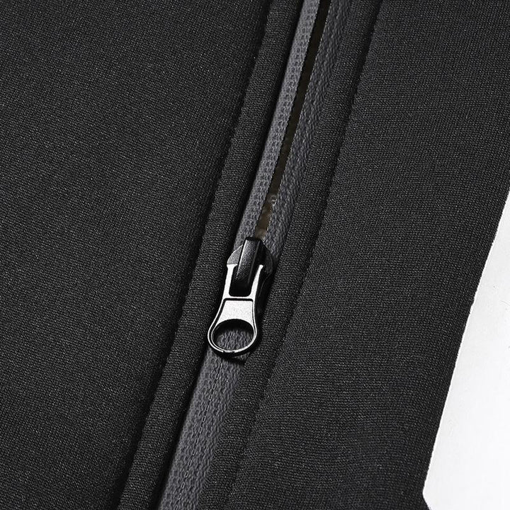 Détail de la fermeture zippée de la poche noire.