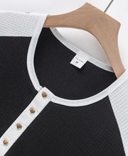 Chemise patchwork col tunisien noir — détail du col et des boutons en bois sur cintre