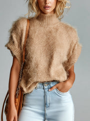 Pull camel à col montant — vue portée de face, sac bandoulière en cuir marron