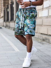 Short à motif floral — vue portée de trois-quarts, en marche