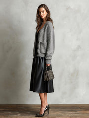 Ensemble robe noire cardigan gris — vue portée de profil