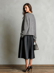 Ensemble robe noire cardigan gris — vue portée de dos