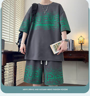 T-shirt à motif lettre — gris foncé porté de face, livre en main