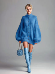 Robe-pull bleue à col montant — vue portée en pied, autre pose de face