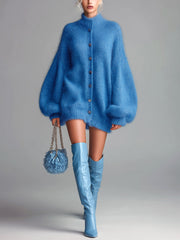 Robe-pull bleue à col montant — vue portée en marche, de trois-quarts