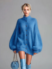 Robe-pull bleue à col montant — vue portée en pied, de face