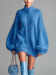 Robe-pull bleue à col montant — vue portée de face, bottes cuissardes bleues et petit sac bleu
