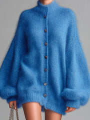 Robe-pull bleue à col montant — gros plan de la maille épaisse et des boutons marron
