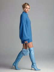 Robe-pull bleue à col montant — vue portée en marche, de profil